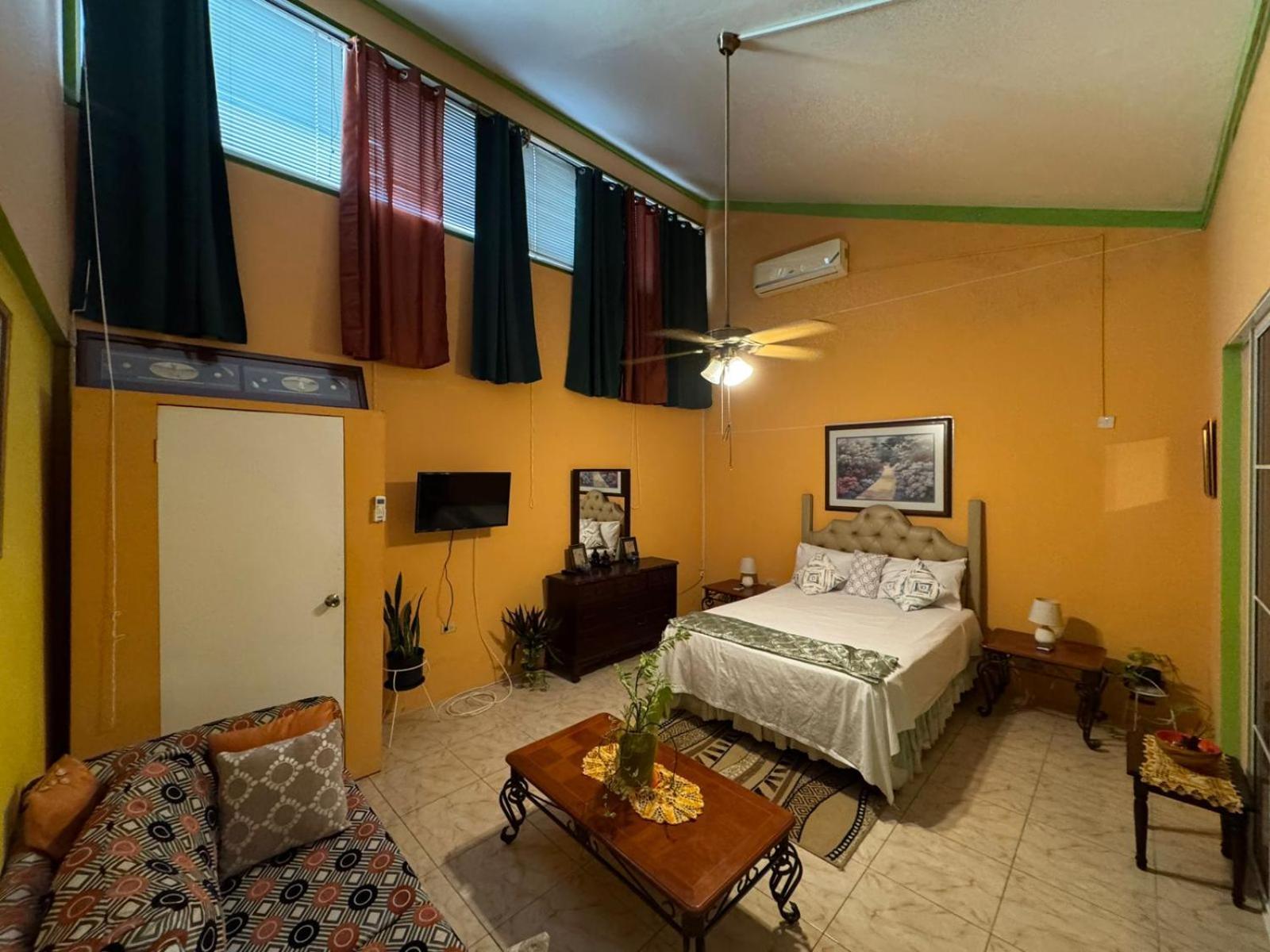 Shalom Suite 2, Manor Park Kingston Extérieur photo